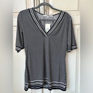 NWT Max Studio Black and White Fitted Short Sleeve top. Large